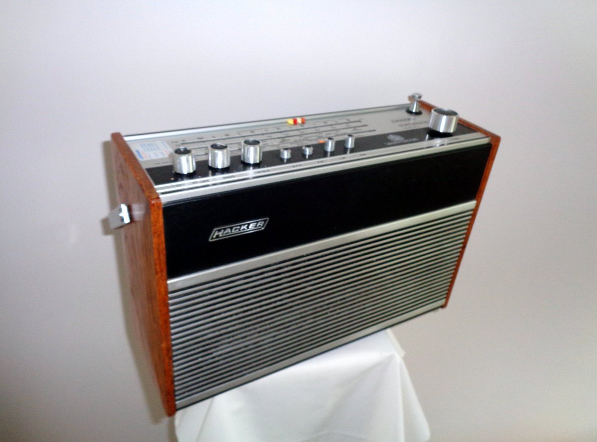 MullardAntiques's tweet photo. 1970s Hacker Sovereign III RP72 British VHF FM/ Long Wave/ Medium Wave Transistor Portable Radio. Working condition. https://t.co/qeMJu2XEW8 #art #portableradio #batteryradio #designerradio #homedecor #retroradio #cellradio #rexine #hackersovereign #mullardantiques https://t.co/i3fX5GqmIQ
