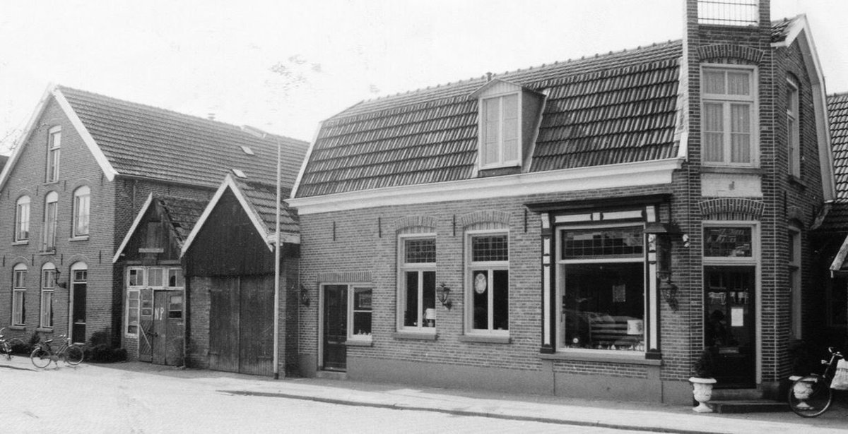 Een sparzaak van Gerard Bank in de jaren zestig (foto 1) tot aan café Marieken in de jaren negentig vervolgens café Radboud en anno 2018 café De Wal (foto 3). Een rijke historie. Bron: <a href="/HeemkOotmarsum/">Heemkunde Ootmarsum</a> #ootmarsum <a href="/inenom/">In en Om Ootmarsum</a>
