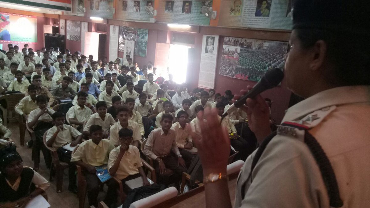 VandanaDubey_'s tweet photo. Awareness program conducted at Excellence School on International Day against Drug Abuse and Illicit Trafficking.
@DGP_MP
@PHQ_Editorial
@IGP_Bhopal_MP 
@digpolicebhopal 
@MPPoliceOnline https://t.co/EhDxiVgJCe