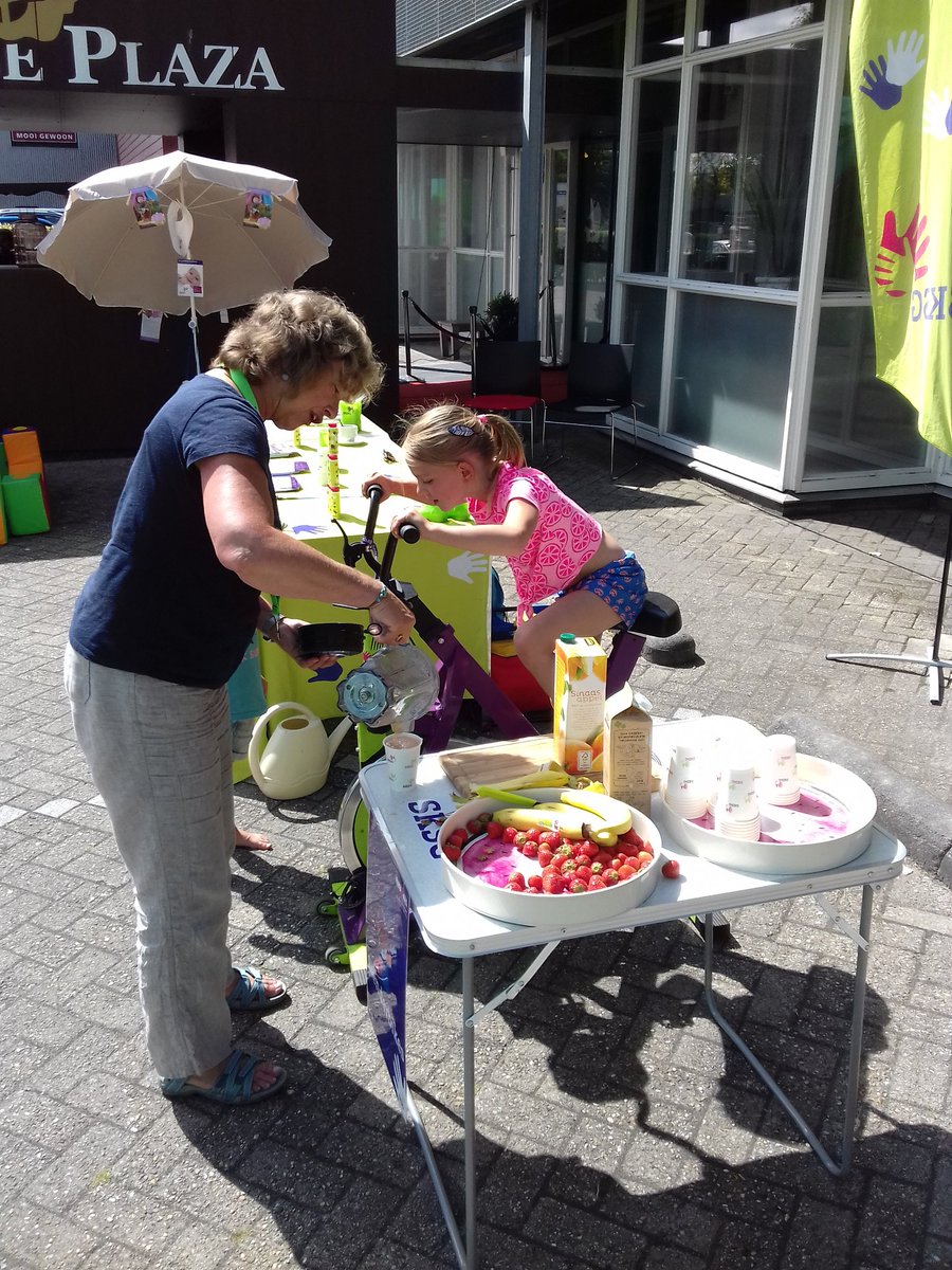 Dorst? Maak je eigen #smoothie op de #blenderbike <a href="/hanze_plaza/">HanzePlazaGroningen</a> bij buitenplein van <a href="/OverSKSG/">SKSG</a> vandaag!! Hmmmmm! !