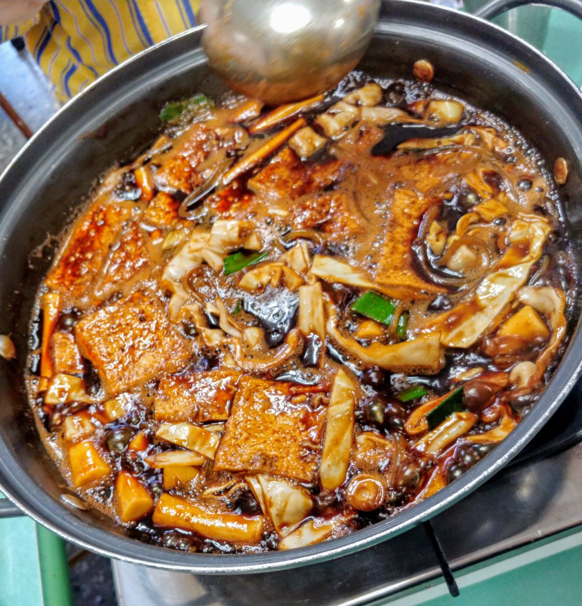 Amumal_epicure's tweet photo. 62  신림동 미림분식

짜장떡볶이+쫄면사리+볶음밥 7300원

불한당 떡볶이로도 유명하다. 분명 시킨 건 1인분인데 나온 건 3인분이다. 1인분을 3명이서 먹는데 배가 터진다. 근데 너무 맛있어서 배불러도 들어감. 여긴 떡볶이보다 볶음밥이 맛있다. 볶음밥에 넣어주는 김치가 예술이다. 볶음밥맛집. https://t.co/nAQROFHFOp