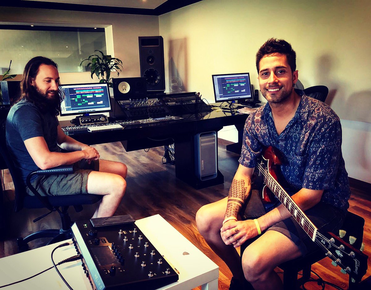 bipolar_oficial's tweet photo. ✌🏽Torn de guitarres per a @victor_bipolar Avui de bon matí ja hem començat a fer soroll als estudis de @MMartinProducer #noudisc #musica #cançons #bipolaroficial #musicaglobal #notyourmanagers #estudilavall https://t.co/ClXiT8v5B9