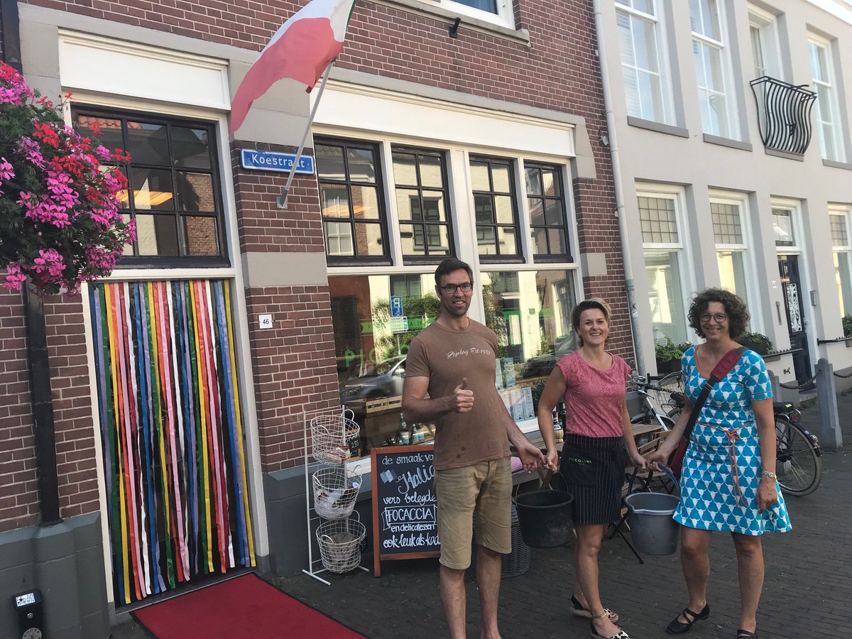 vdbergmaartje's tweet photo. Met dank aan Nicolien van piccolini krijgen de bomen bij de huisjes in de sassenstraat weer lekker (Italiaans?) water. https://t.co/herPj2E29o