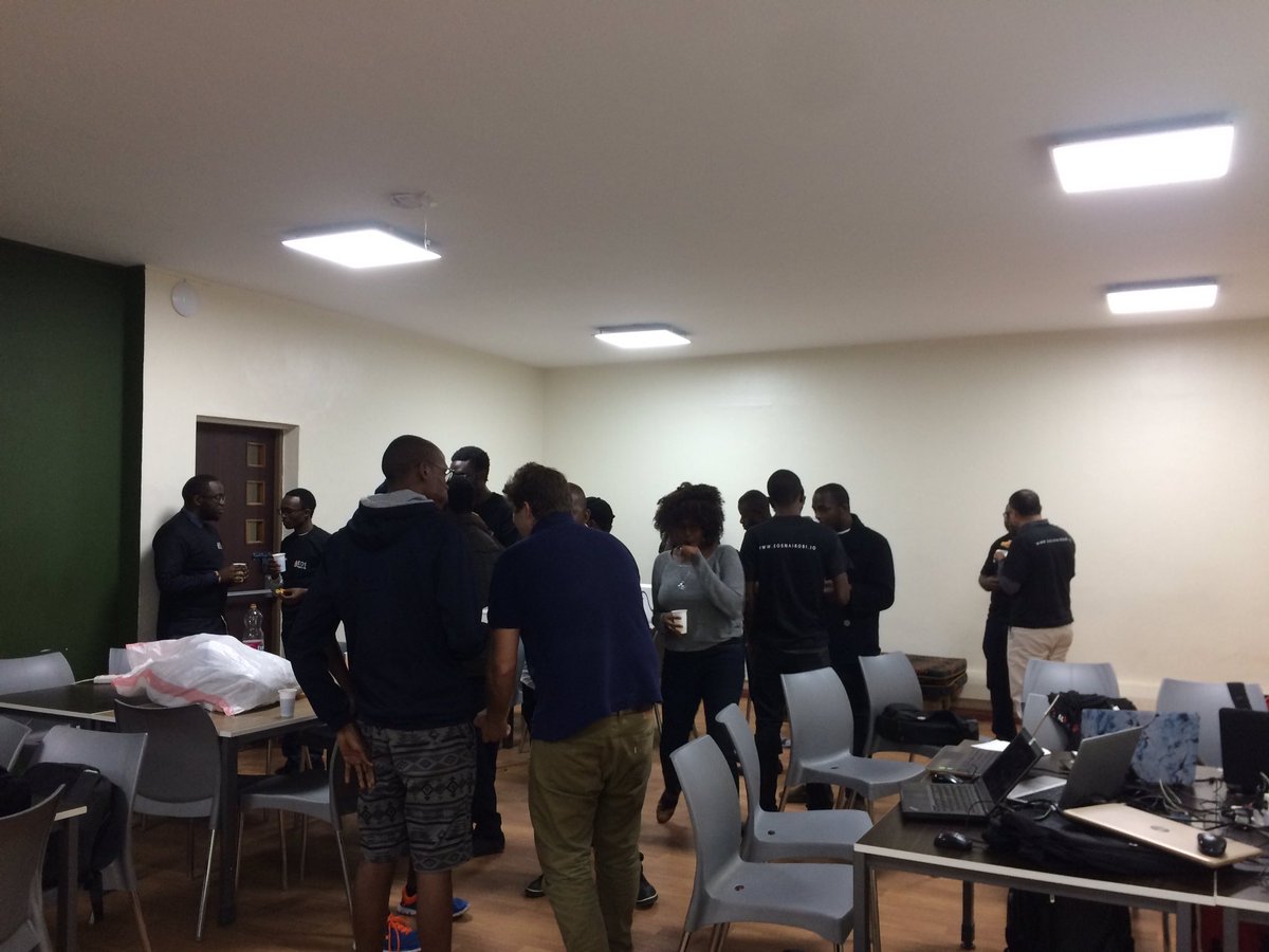 abriankim's tweet image. #omnomnom #Pizza #DevBreak #EOSHackDay #EOSNairobi #MoringaSchool