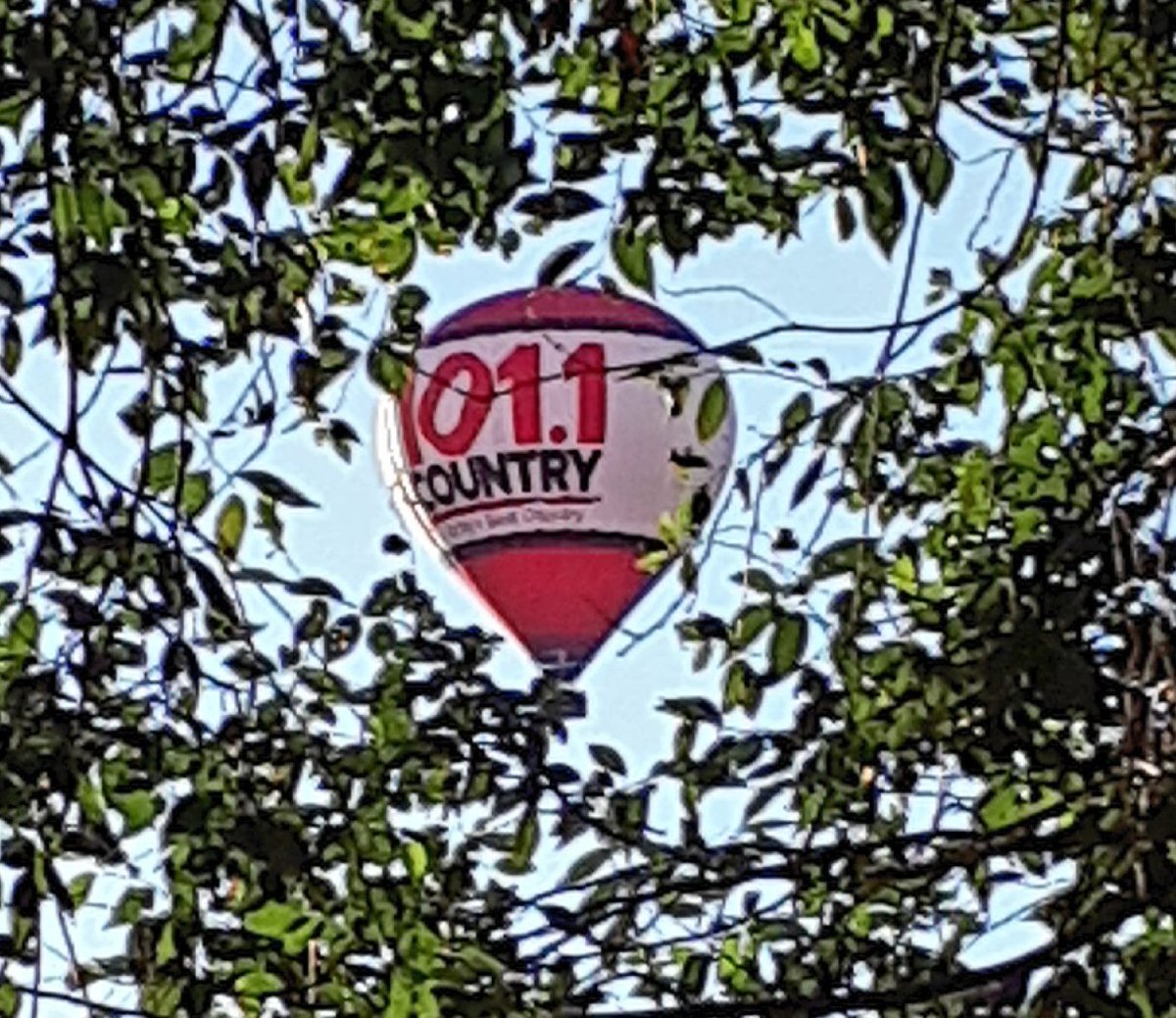 Just saw the Country 101.1 balloon in the air! 🎈 @country1011fm @NanCountry1011 @Country1011AK #ottawasouth 🎸🎤🎶🎻🎵