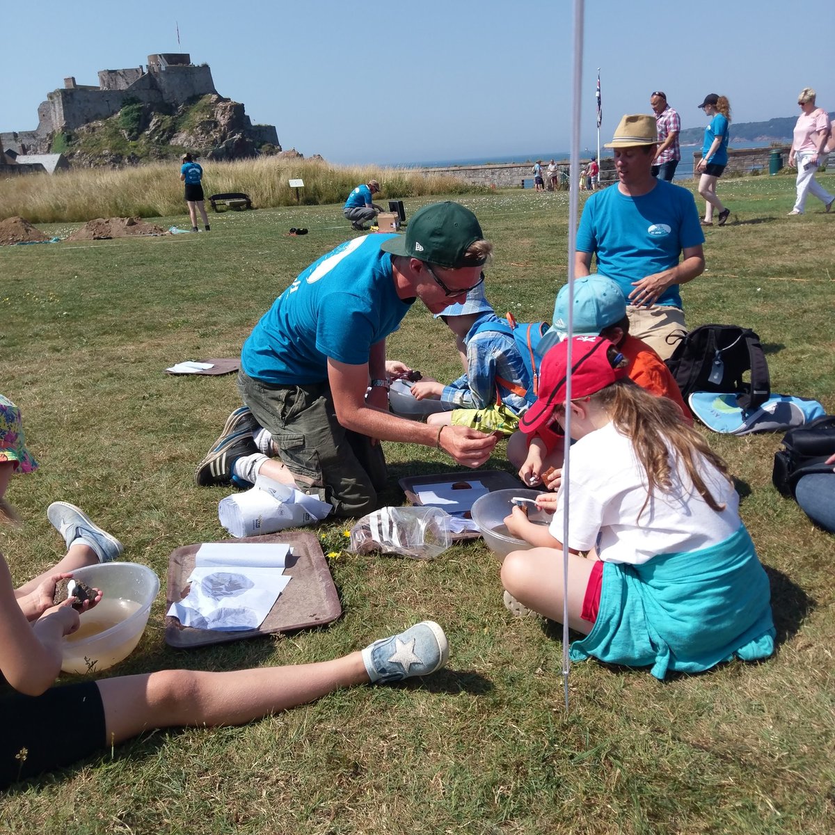 ECJProject's tweet photo. The field team has some new recruits! Matt has some young archaeologists helping him wash finds #ecjp2018 #loveyourcastle https://t.co/Fsts9pHKqY
