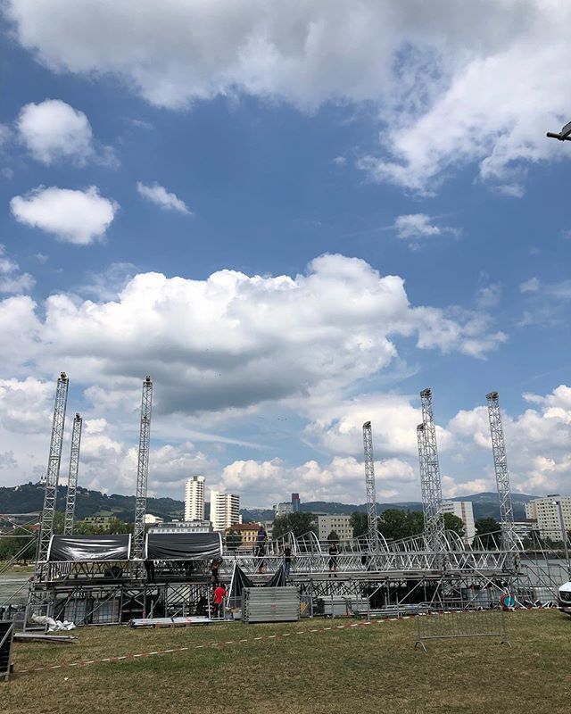 via instagram.com/p/Bk7UZo-Alam/: Die Bühne für das Ahoi! The Full Hit Of Summer Festival an der Linzer Donaulände nimmt bereits Gestalt an! Nur mehr vier Tage, dann dürfen wir The National, CHVRCHES, Moses Sumney, Deap Vally und Dream Wife in Linz begrüßen!
#posthof #posthoflinz…