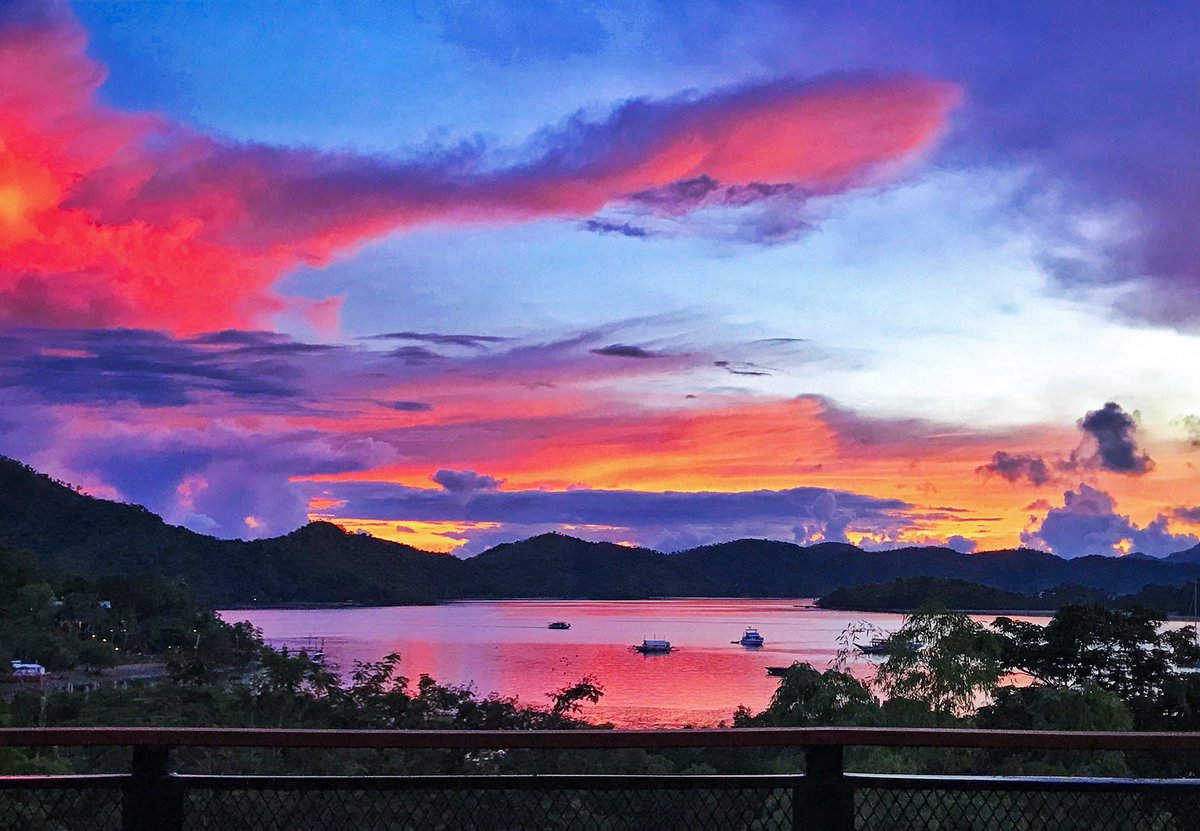 kevinlapena's tweet photo. Things like this, you can’t put into words. Our view from the @FunnyLionCoron #FunnyLion #Coron #Palawan #Travel #Sunset #Nature https://t.co/pARUWXiLtp