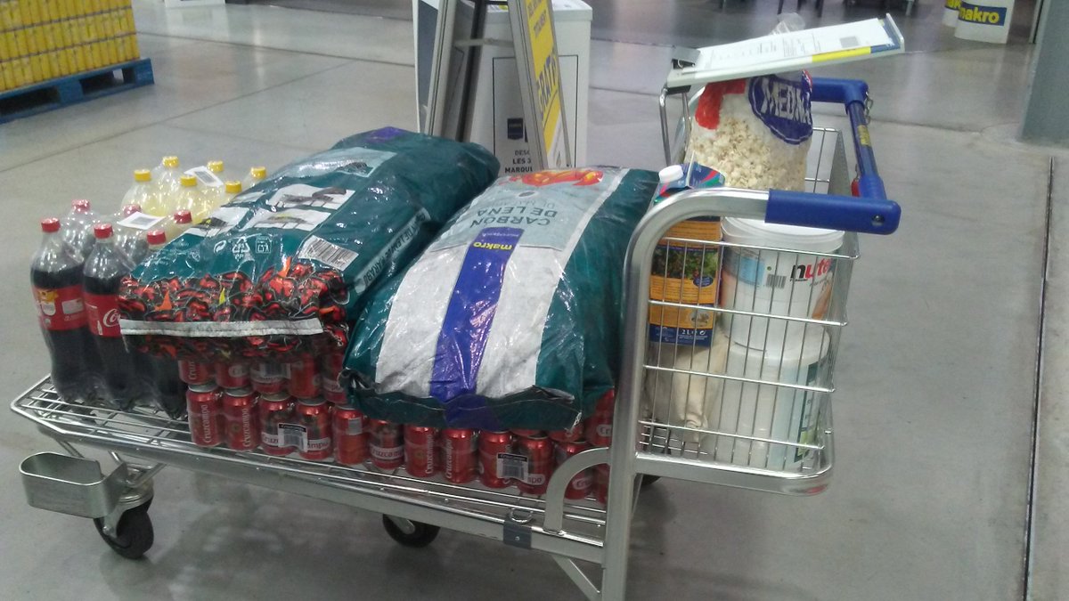 De compres pel sopar de brasses de dimarts 17 amb les companyes de <a href="/AteneuBase/">La Base Ateneu Coop</a> i @bandarres. Prepareu-vos penya la #FMPobleSec18 ja es aquí!!