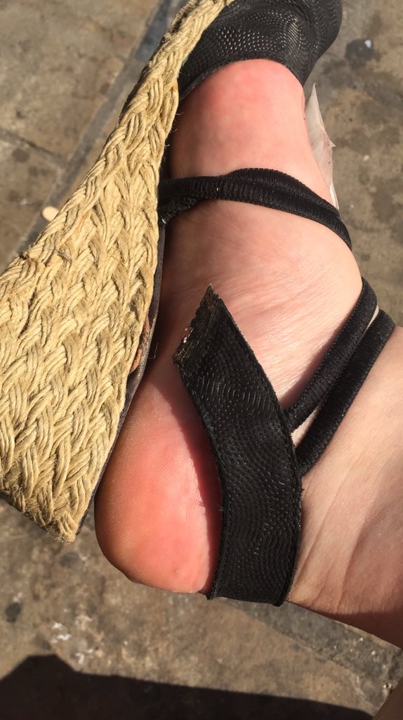 AlexonTV's tweet image. While everyone is obsessing about the World Cup I’m dealing with a broken shoe #biggerproblems