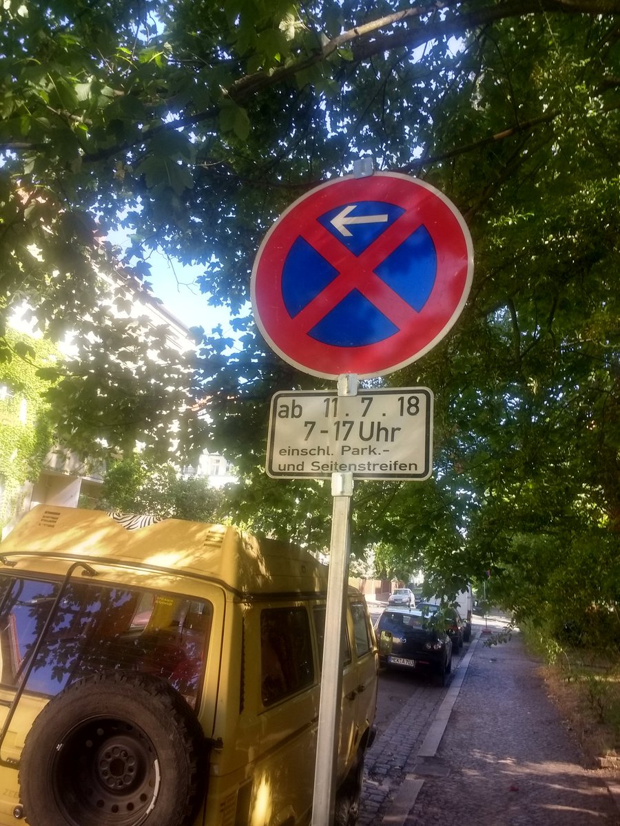 luna_le's tweet photo. In den letzten Tagen wurde der Aufbau des Baugerüstes an der Thierbacher Str. 6 in #Connewitz durch Kundgebungen verhindert, aber nur verzögert. Nexten Mittw soll es nun kommen. #Entmietung stoppen #T6 https://t.co/oYCyWJNZG5