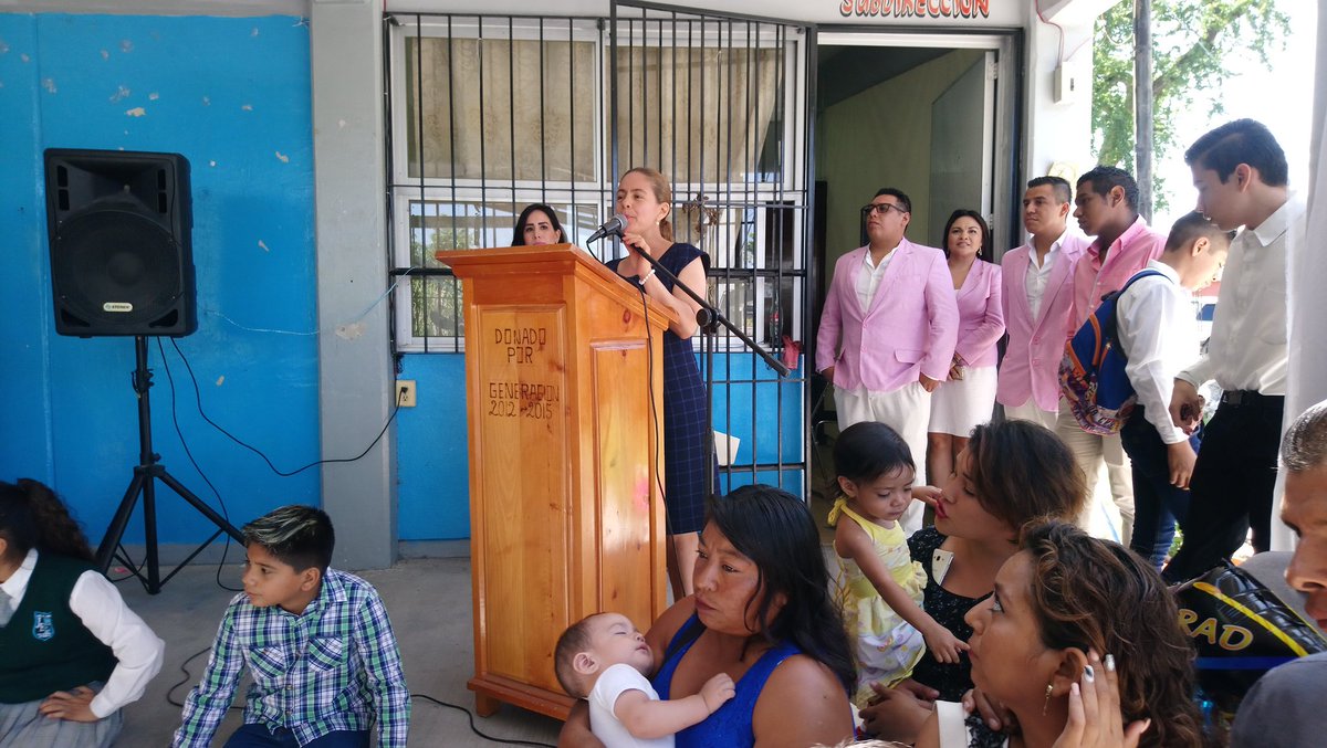 RosalinaTrabaja's tweet photo. Acudí a la clausura de los alumnos de la Sec. Juan Escutia de Zacatepec, les auguré a los jóvenes el mayor de los éxitos en sus vidas.

Gestioné para este plantel educativo una techumbre que protegerá de los rayos del sol y de las inclemencias del tiempo.

¡Felicidades graduados! https://t.co/Ejxmzegfcy
