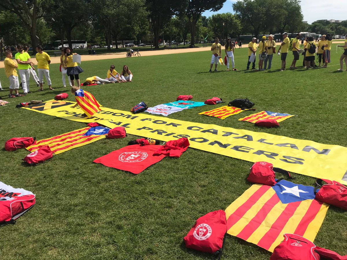 ANC_USA's tweet photo. Actions in support of the Catalan Political Prisoners and Exiles continue at Washington's National Mall during the #2018Folklife.
#Catalonia #YellowforFreedom
@JovesValls_EN @collavella_EN https://t.co/Emnahsz3Fo