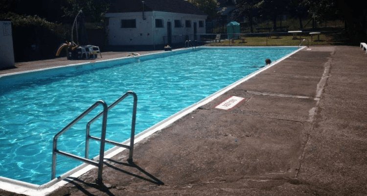 Our swimming pool was built in the early 1960s - the brainchild of the local man Colonel McMahon (RIP).<a href="/Carraig_CommCo/">CarraignabhFear Community Council</a> took over the pool in 1984 with locals remodeling &amp; upgrading it. #prideofCarraig <a href="/yaycork/">Yay Cork</a> <a href="/CorkCountyCC/">corkcountycc</a> 🙌