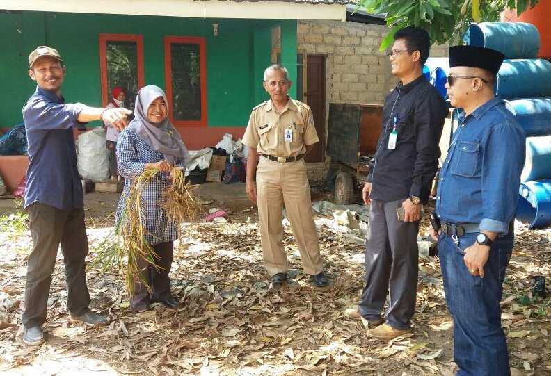 FahrinNoriza's tweet photo. Solusi Penanggulangaan sampah desa Indrasari Kec.Martapur #tppibanjar 
#PIDMandirikanDesa
#TPPIKalsel
@jokowi
@ekosandjojo
@anwsanusi
@taufikmadjid71
@fachrilabalado
@kpw3_kalsel https://t.co/ar8l9FDdiQ