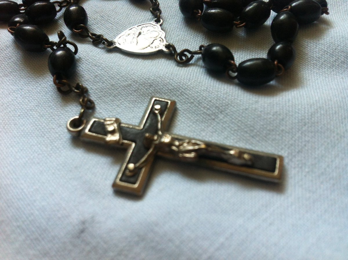 MMA_DDMM's tweet photo. RETWEET PLEASE :-)) #etsy-Shop Vintage Rosenkranz Kreuz Halskette Kette https://t.co/U0RH5Vjb6i #vintage #sammlerstucke #rosenkranz #kranz #kreuz #kette #halskette #religion #religios https://t.co/4FimKEQewI