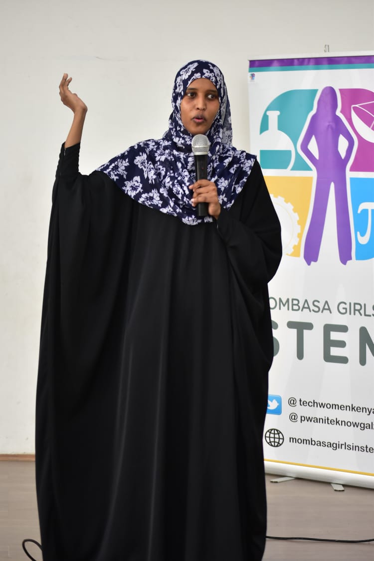 pwaniteknowgalz's tweet photo. @TechWomen 2014 alumnae @sandra_yri @umi_kal @serakahiu guiding students on the best practises on identifying problems affecting the community and developing solutions for the problems #mombasagirlsinstem https://t.co/YzQy4zjrlB