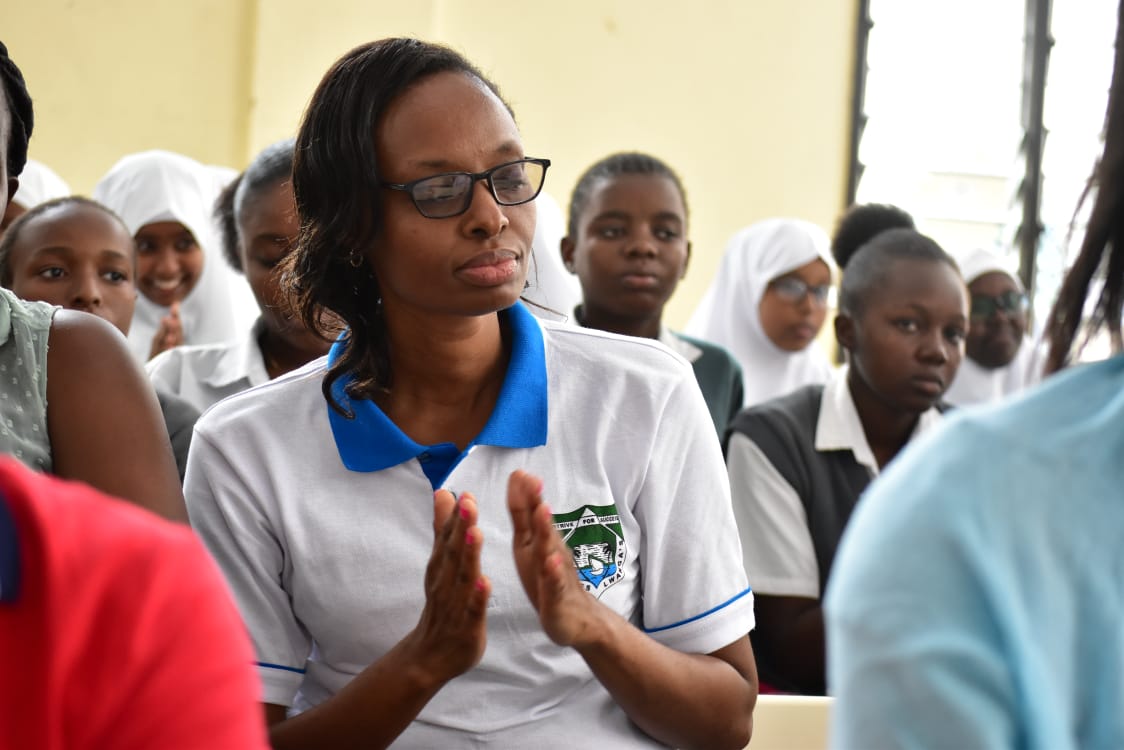 pwaniteknowgalz's tweet photo. @TechWomen 2014 alumnae @sandra_yri @umi_kal @serakahiu guiding students on the best practises on identifying problems affecting the community and developing solutions for the problems #mombasagirlsinstem https://t.co/YzQy4zjrlB