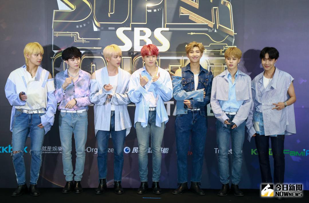 ililsboyscouts's tweet photo. They are modeling themselves. So gorgeous and slayyy @BTS_twt. King of the night. 💕💕💕💋💋💋😍😍
#BTS #SBSSuperConcertinTaipei #btsalways7 https://t.co/zOnFVI7HV5