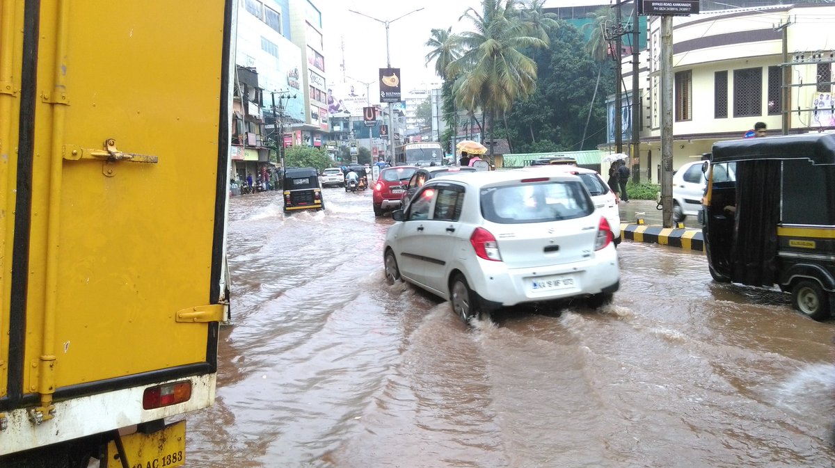 Krishna63269690's tweet photo. ಆತ್ಮೀಯ‌ ಶಾಸ‌ಕ‌ರೇ..
ಇಂದಿನ‌ ಮ‌ಳೆಗೆ K S rao road ನ‌ಲ್ಲಿ ನೀರು ರ‌ಸ್ತೆಯ‌ಲ್ಲೇ ಹ‌ರಿಯುತ್ತಿದೆ. ಮ‌ಳೆ ನೀರಿನಿಂದಾಗಿ ಸಾರ್ವ‌ಜ‌ನಿಕ‌ರು ತೊಂದ‌ರೆಗೆ ಸಿಲುಕಿಕೊಳ್ಳುತ್ತಿದ್ದಾರೆ. ಈ ಬ‌ಗ್ಗೆ ಗ‌ಮ‌ನ‌ ಹ‌ರಿಸಿ ಒಳ‌ಚ‌ರಂಡಿಯ‌ನ್ನ‌  ದುರ‌ಸ್ಥಿಗೊಳಿಸ‌ಬೇಕಾಗಿ ವಿನಂತಿ.@vedavyasbjp @nalinkateel https://t.co/iwGZdOKqAV