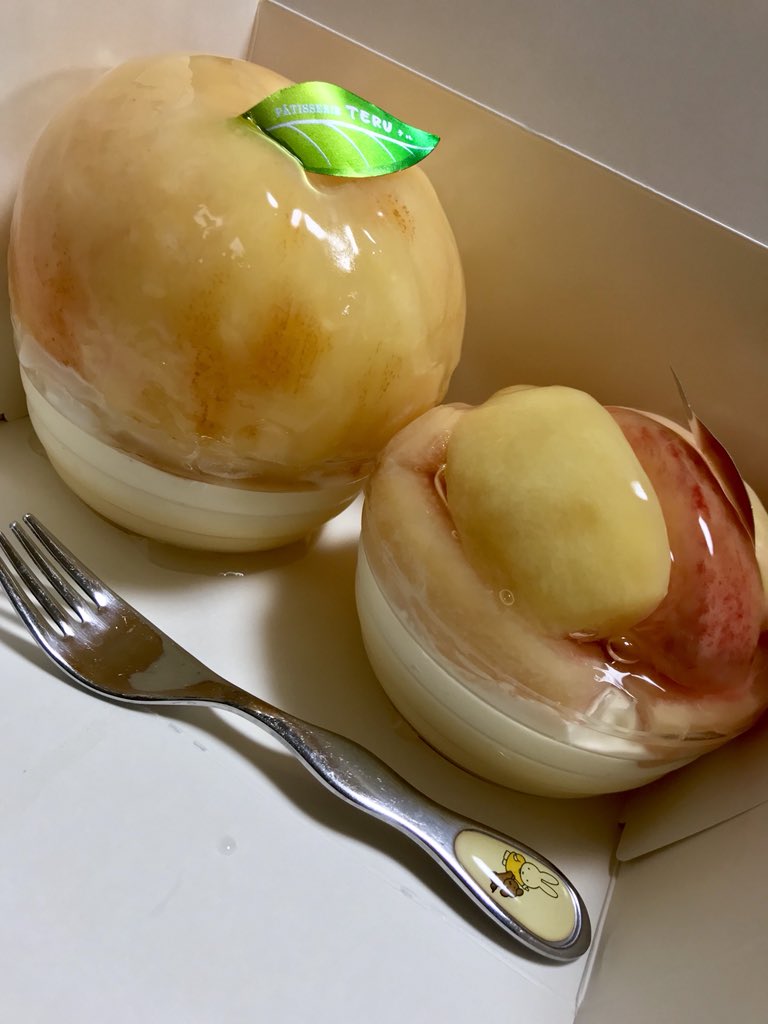 けんけん 今日のデザート 東大和市 パティスリーテル さんの 超特大桃まるごとデザート と 桃ざく切りデザート です これが最後の2個でした 桃 をそのまま使って 中にクリームが入っまてます 東京都 ケーキ 桃まるごとデザート 妻が出かけ