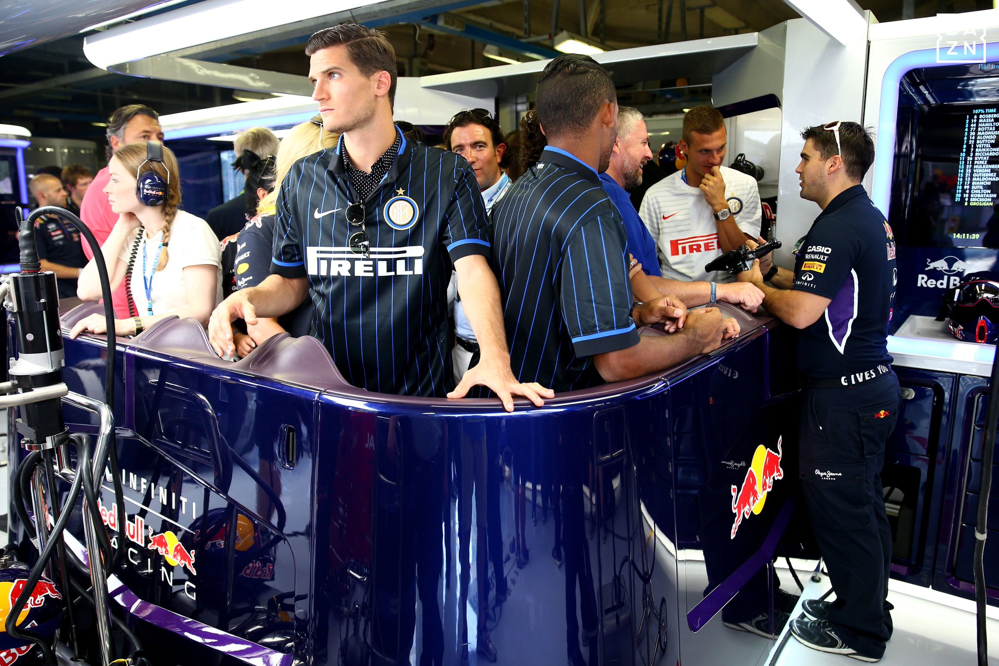Dazn Japan A Twitter F1とサッカーの深い関係 Part3 インテル の胸スポンサーであるpirelli社は F1にもタイヤを供給する国内メーカー イタリアgpはインテルの選手たちも現地で観戦 元インテル監督の モウリーニョ もf1が大好き Dazn Japan A Twitter F1とサッカーの深い関係 Part3 インテル の胸スポンサーであるpirelli社は F1にもタイヤを供給する国内メーカー イタリアgpはインテルの選手たちも現地で観戦 元インテル監督の モウリーニョ もf1が大好き
