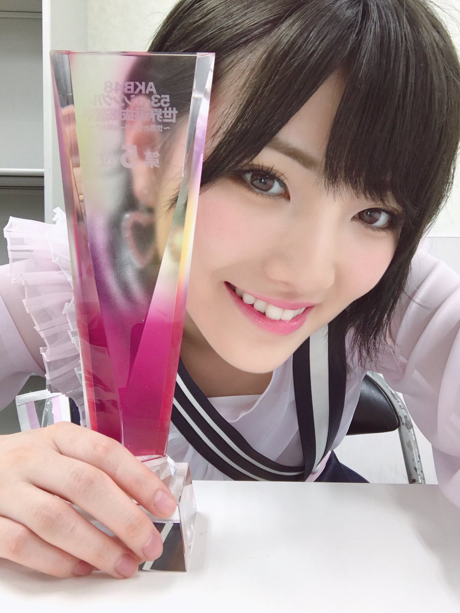 タツマロ V Tvittere Akb48で黒髪ショートの子は 岡田奈々さんです 選抜総選挙で5位 歌もダンスも全てに全力でまじめに取り組んでいますが ちょっと変わったところもある面白い子です くわしくは ぜひ本人のtwitterで Okadanana 1107 Akb48 岡田奈々