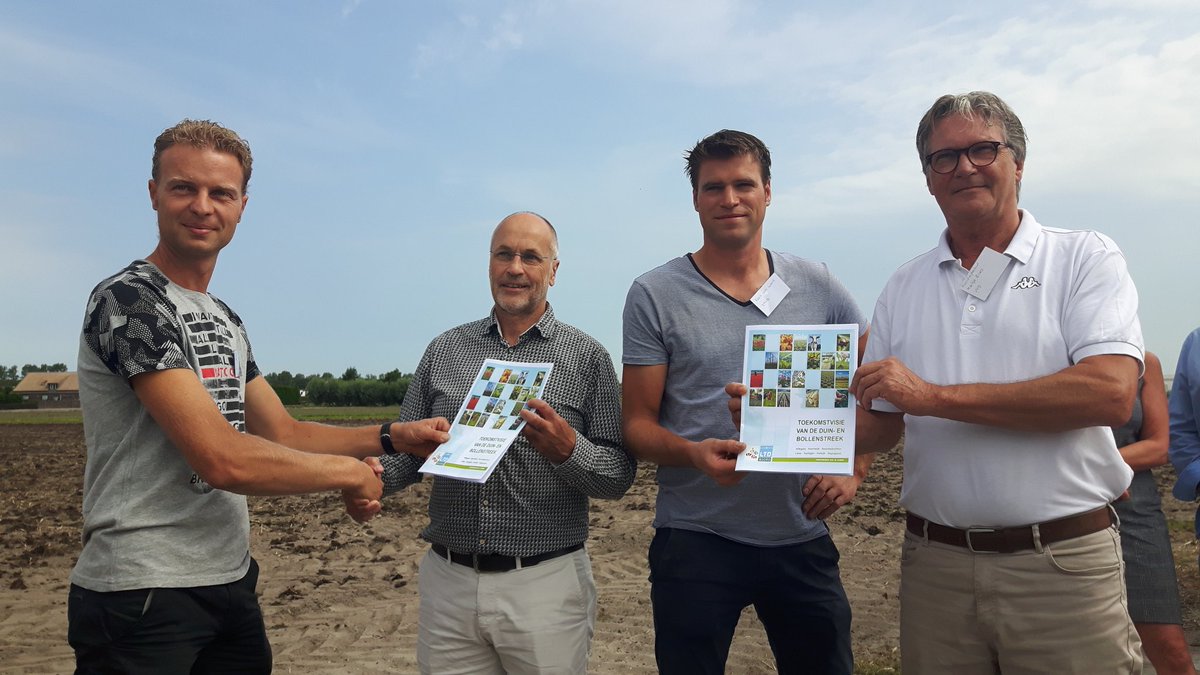 #Toekomstvisie @DuinenBollenstreek van <a href="/LTONoord/">LTO Noord</a> en @KAVB aangeboden aan wethouders <a href="/weth_Bilars/">Martijn Bilars</a> en <a href="/jmn_bakker/">Hans Bakker</a> #Noordwijkerhout #Noordwijk