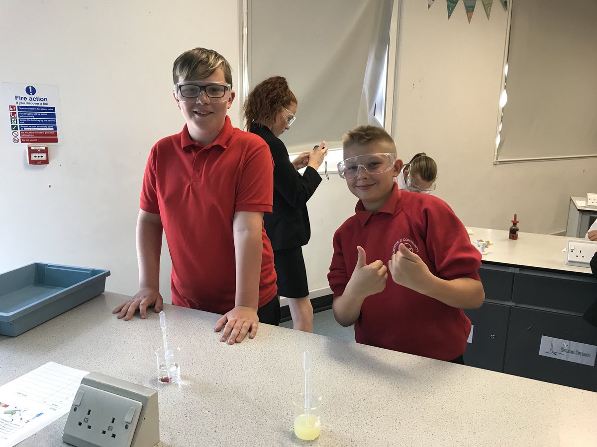 _ICAcademy1's tweet image. In science it was experiment time with Miss Aveyard and Miss White!! #safetygoggles #miniscientists
