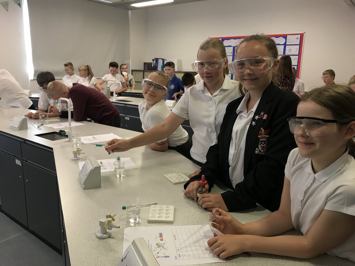 _ICAcademy1's tweet image. In science it was experiment time with Miss Aveyard and Miss White!! #safetygoggles #miniscientists