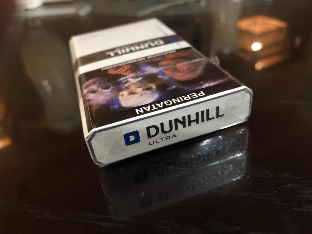 lianzogm's tweet image. Ayo deh move on ke Dunhill Ultra, tetap pede ketemu gebetan, boncengan juga aman, bau asepnya nggak mungkin nempel di baju atau jaket. #UltraLessSMELL #LessSMELLisMore