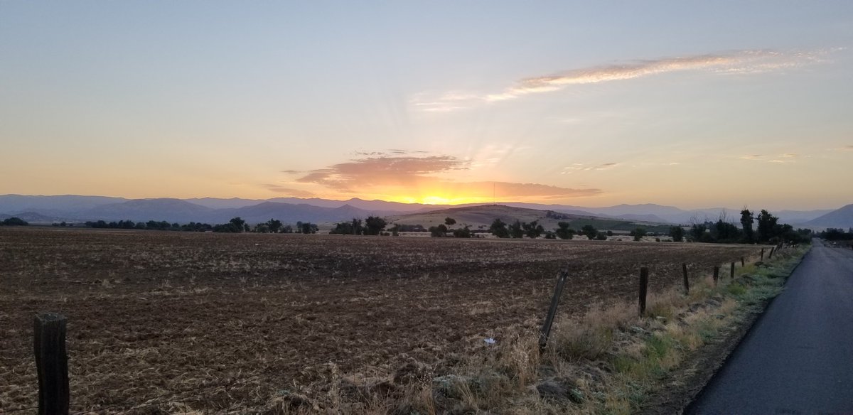 CVBikeSAG's tweet photo. Climb to Kaiser sunrise. #18CTK https://t.co/ceI0dpK1on
