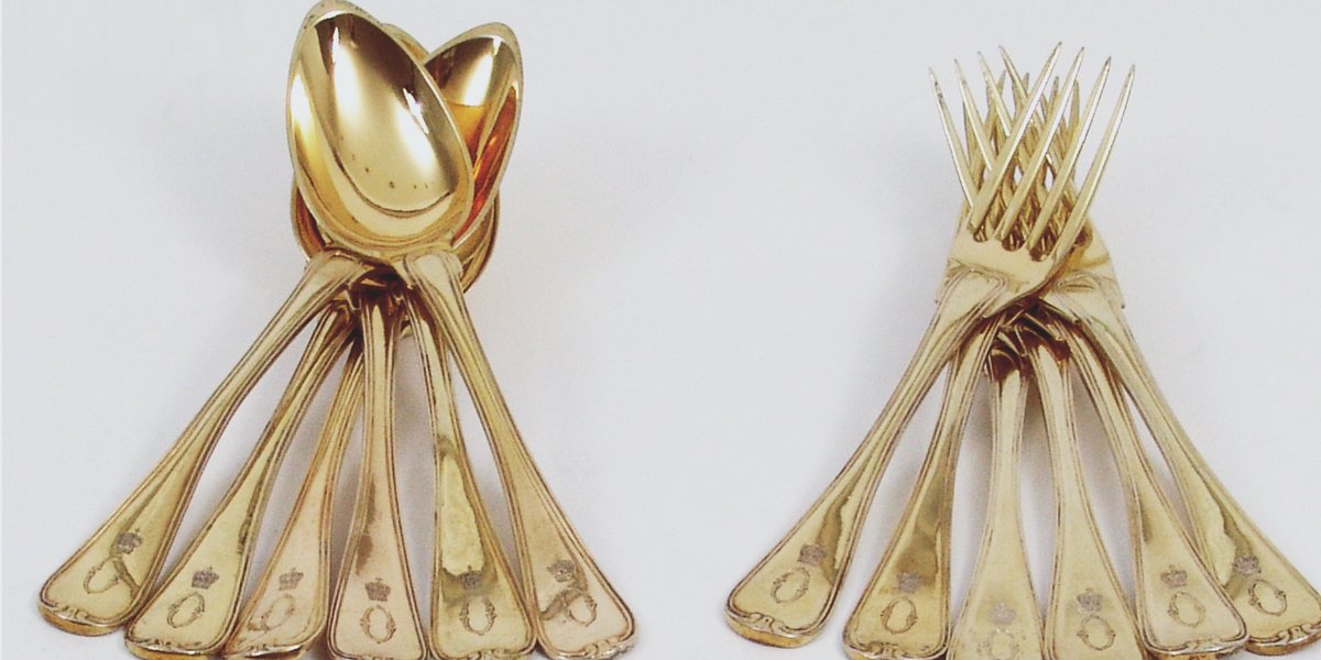 HelgaMatzke's tweet photo. A #dessertcutlery with a #royalmonogram for the #internationalchocolateday! Of course, #antique, #silver and #gilt. See more on this wonderful set here: https://t.co/HFiVEif3vN https://t.co/O7jgVDd2bP