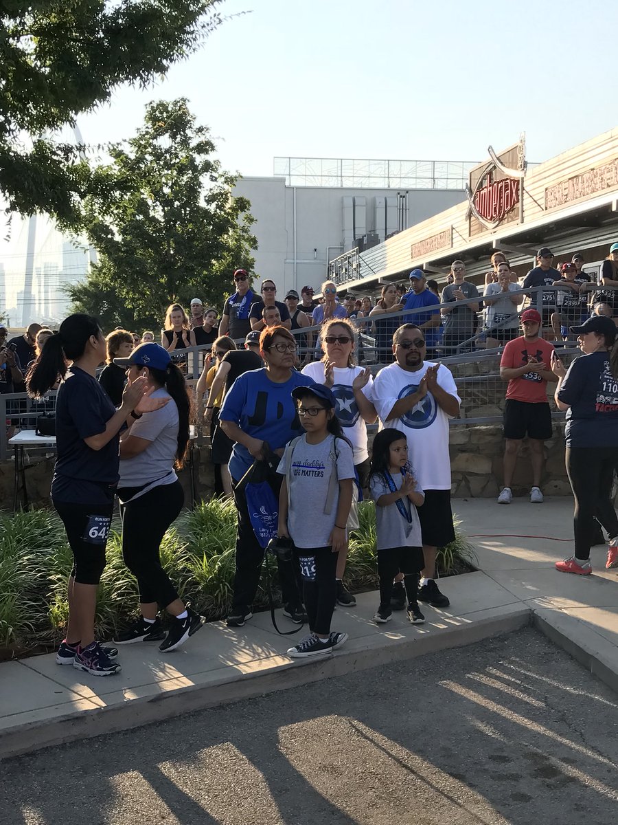 UReneeHall's tweet photo. I’m honored to be running this 5K #RunForTheBlue and to be amongst family and friends of our dear fallen officers. https://t.co/r50NCoUVuc