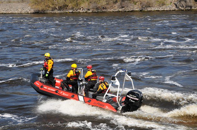 Six rescued by water rescue crews. #ottnews  ottawamatters.com/local-news/six… https://t.co/Xba8PuNceA