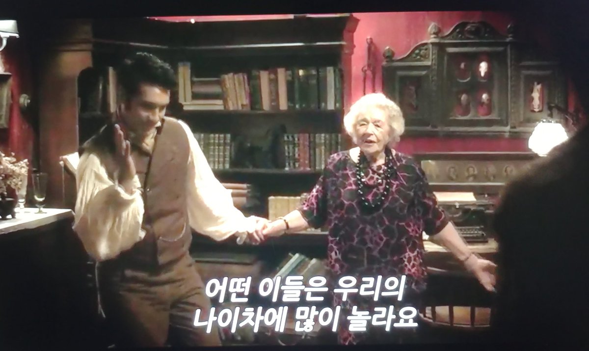 뱀파이어에 관한 아주 특별한 다큐멘터리 보고있는데ㅋㅌㅋㅋㅋㅋㅋ 그래 판타지 러브는 이래야지ㅠㅠㅜ젠장 저 친구는 사랑 하나만 가지고...