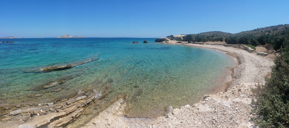 girovagate's tweet photo. #Lipsi ha delle spiagge strepitose, alcune facilmente raggiungibili, altre un po' meno. Questa è una delle mie preferite, #Kamares! Ci si arriva dopo 800 metri di cammino su stradine sterrate. Meraviglia!
#girolipsi #incollaborazionecon #isoladeacalipso https://t.co/zS90xOTFoJ