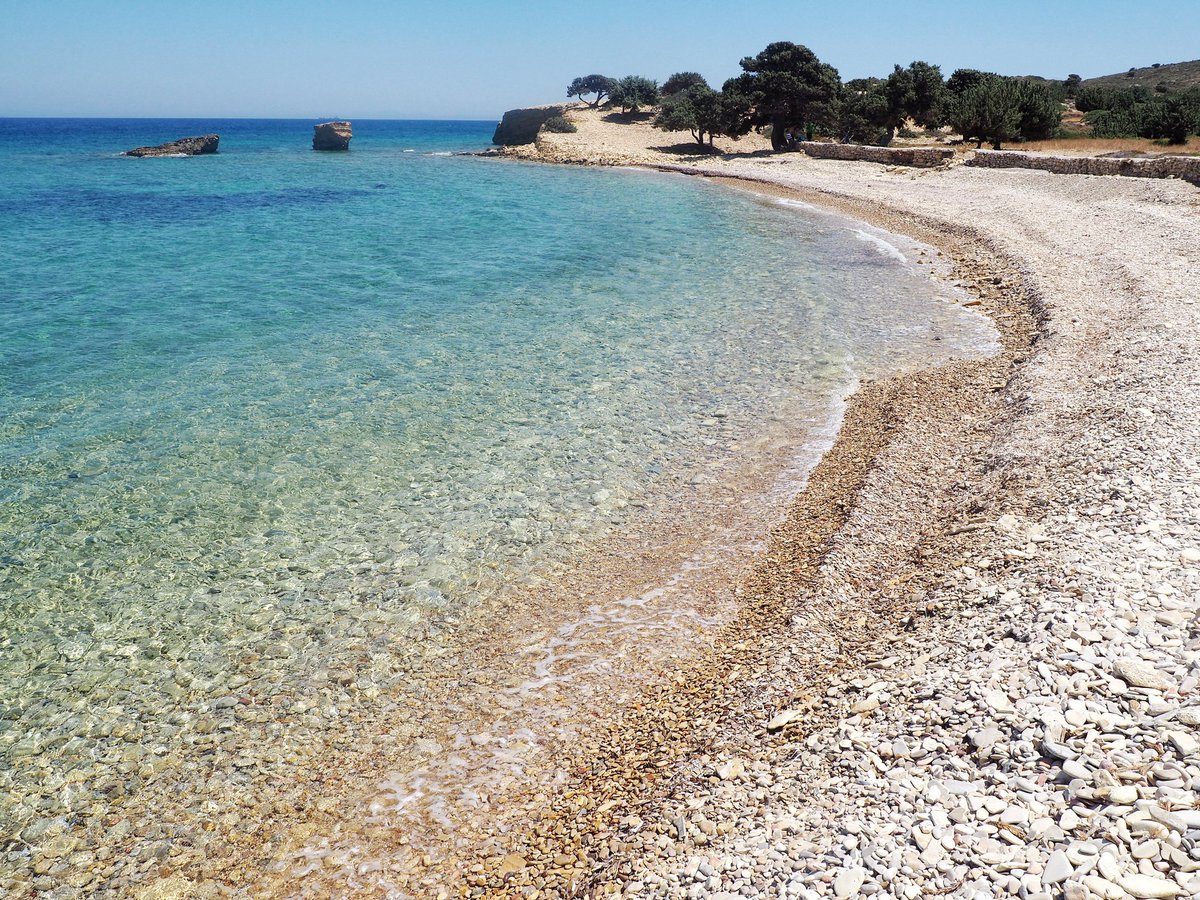 girovagate's tweet photo. #Lipsi ha delle spiagge strepitose, alcune facilmente raggiungibili, altre un po' meno. Questa è una delle mie preferite, #Kamares! Ci si arriva dopo 800 metri di cammino su stradine sterrate. Meraviglia!
#girolipsi #incollaborazionecon #isoladeacalipso https://t.co/zS90xOTFoJ