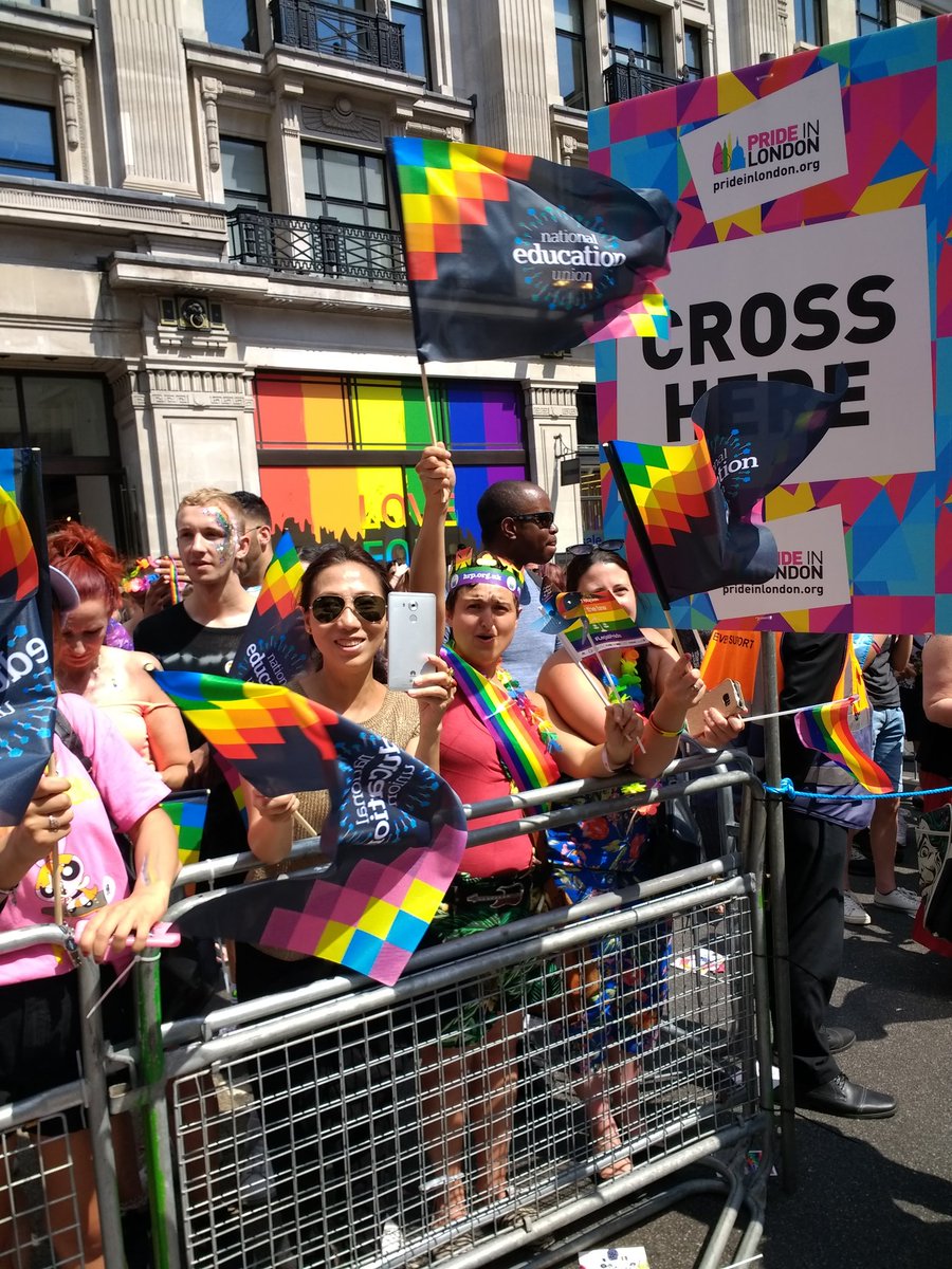 Amazing crowd supporting <a href="/NEUnion/">National Education Union</a> members marching <a href="/PrideInLondon/">Pride in London</a> #pride #PrideinLondon