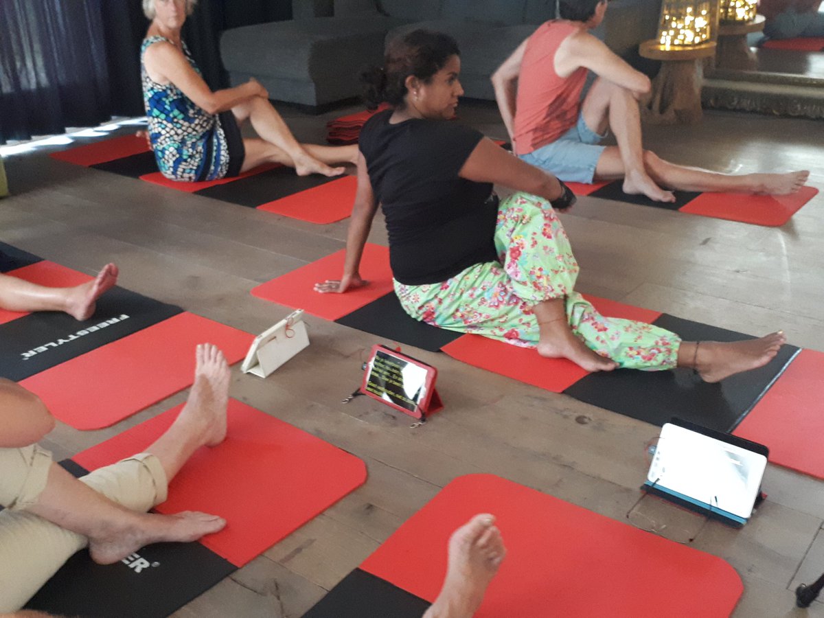 een yoga-les mét #schrijftolk
instructies gewoon te lezen op tablets voor elke deelnemer afzonderlijk via #textontop