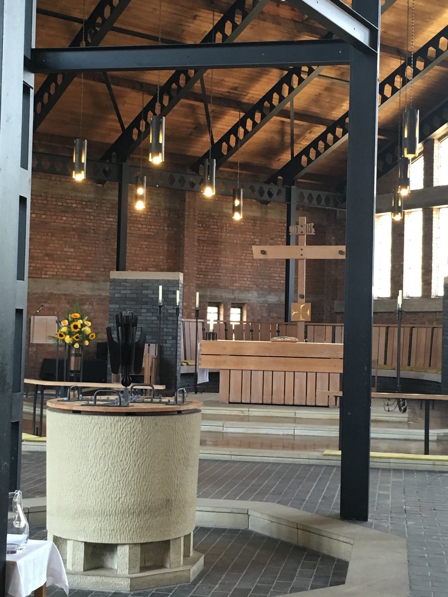 Art_xianity's tweet image. Altar and font closely aligned at William Temple Church Wythenshaw ⁦@AustinForum⁩ #viscomm