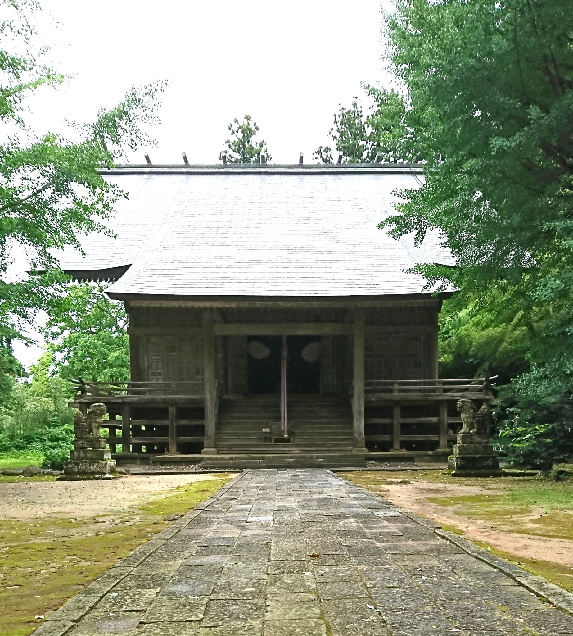 ミャー ぎぼむすや半分青いで賑わっている中 また大雨被害も心配される中ですが 今日は鳥海山大物忌神社に行ってきました 剣心と刀狩りの張が戦ったシーンのロケ地です ひっそりとした中に立つ姿が味わい深く 映画のシーンを思いだしながら 心を込めて