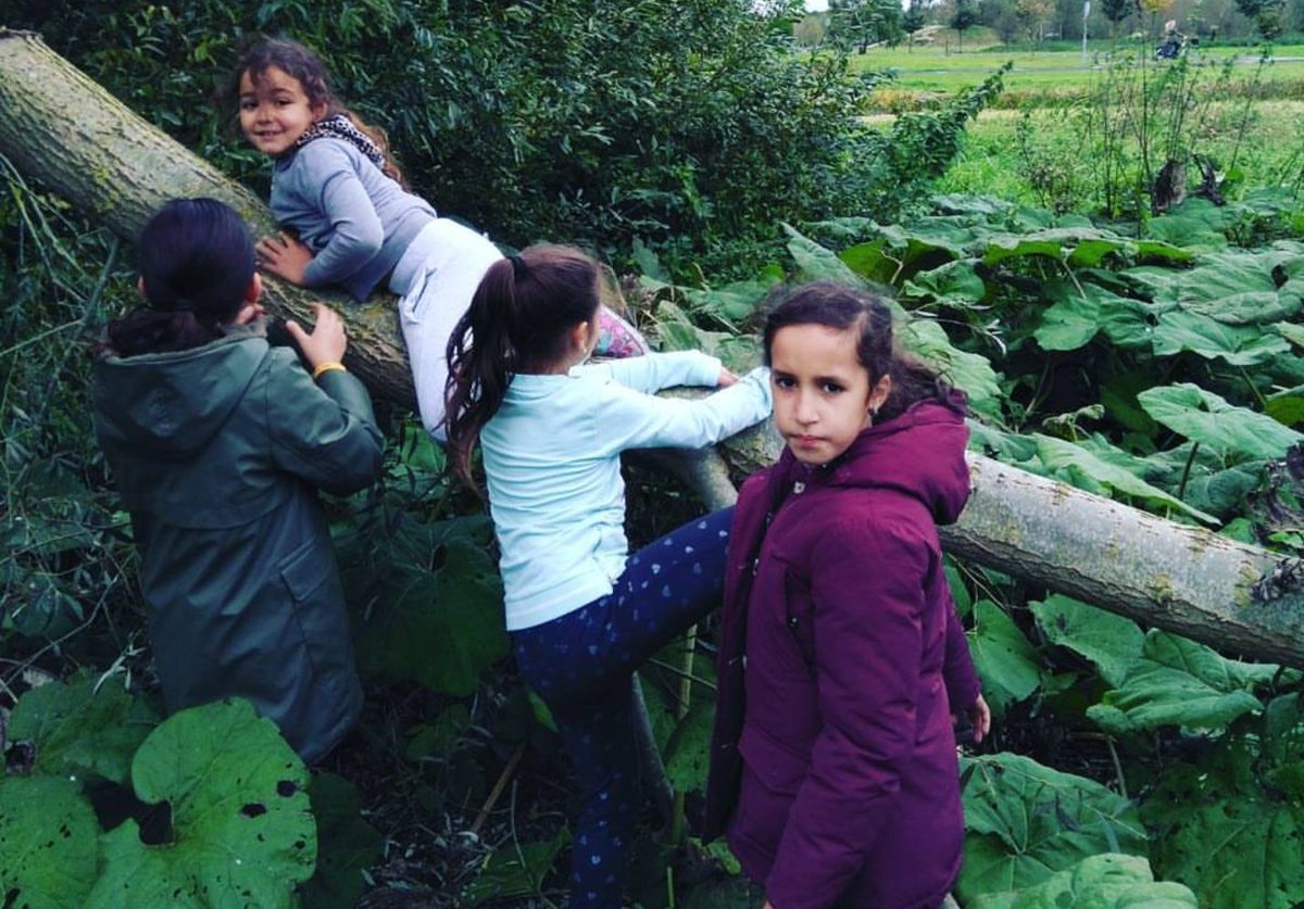 @e_alzer <a href="/groendoetgoed/">Groen doet goed</a> <a href="/HvSMartin/">Martin_hvs</a> @MariekevKeulen @jantjebetonline <a href="/IJsclubSiberia/">IJsclub Siberia</a> <a href="/SpringzaadNl/">Springzaad</a> <a href="/BSOvervecht/">BredeSchoolOvervecht</a> Tof já vooral in de samenwerking met elkaar ... plezier in buiten spelen verdubbelt als we nog meer samenwerken #modderdag #meerbuitenspelen #risicovolspelen  #Avonturenclub #ijsclubsiberia