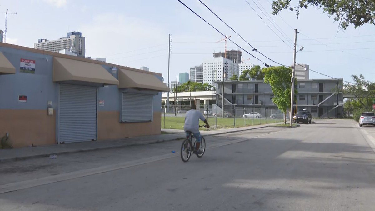2 men shot near vacant lot in Overtown, Miami police say bit.ly/2KTM5rG https://t.co/87MNn7AMrc