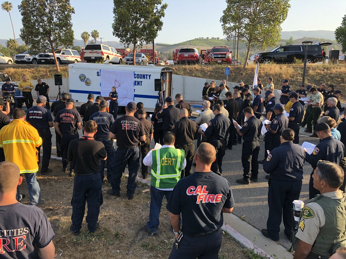 #HolidayFire- Morning briefing underway at the ICP, located at Dos Pueblos High School in Goleta. Latest info; 50-80 acres, 5% contained, 20 structures (home/out bldg) damaged/destroyed, 0 injuries, 350 FF assigned. EVACs still in place until further notice.