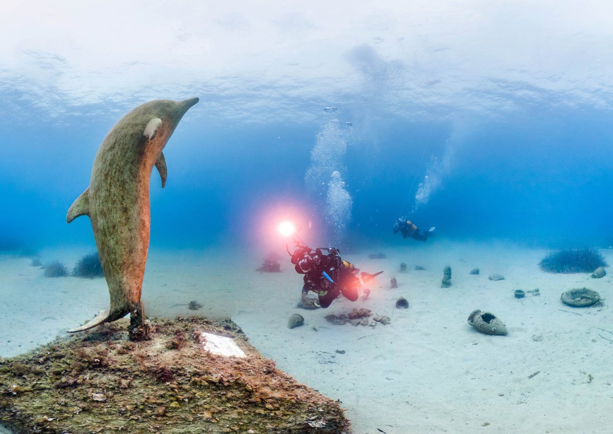 Have you seen any #underwater statues? Check out this list of #art you can only see with a mask: redbull.com/us-en/the-worl…