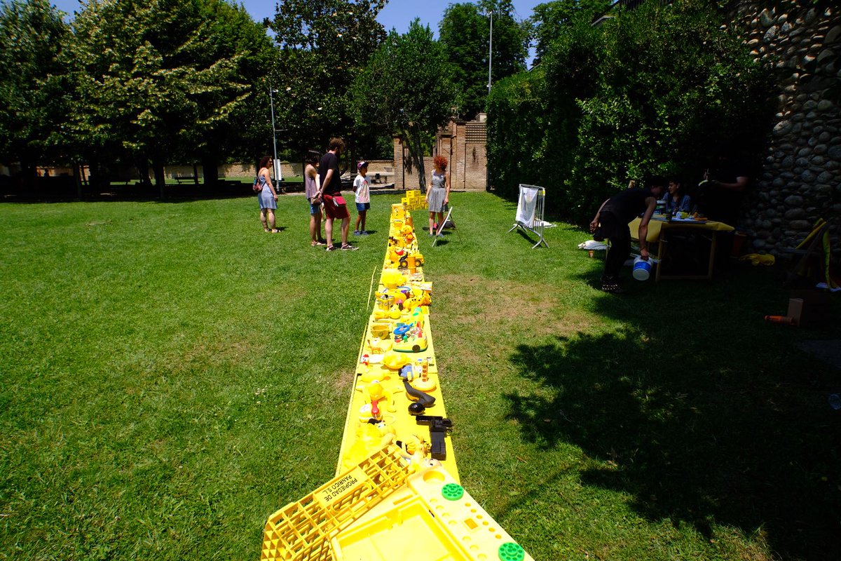 Festusfestival's tweet photo. Ja deveu saber que podeu portar objectes grocs als jardins Vicenç Pujol perquè Jordi Arévalo i Roxanne Robinson intentin legalitzar-los. Mireu com està quedant! 👌#FESTUS18 https://t.co/KMxusr2ZGe