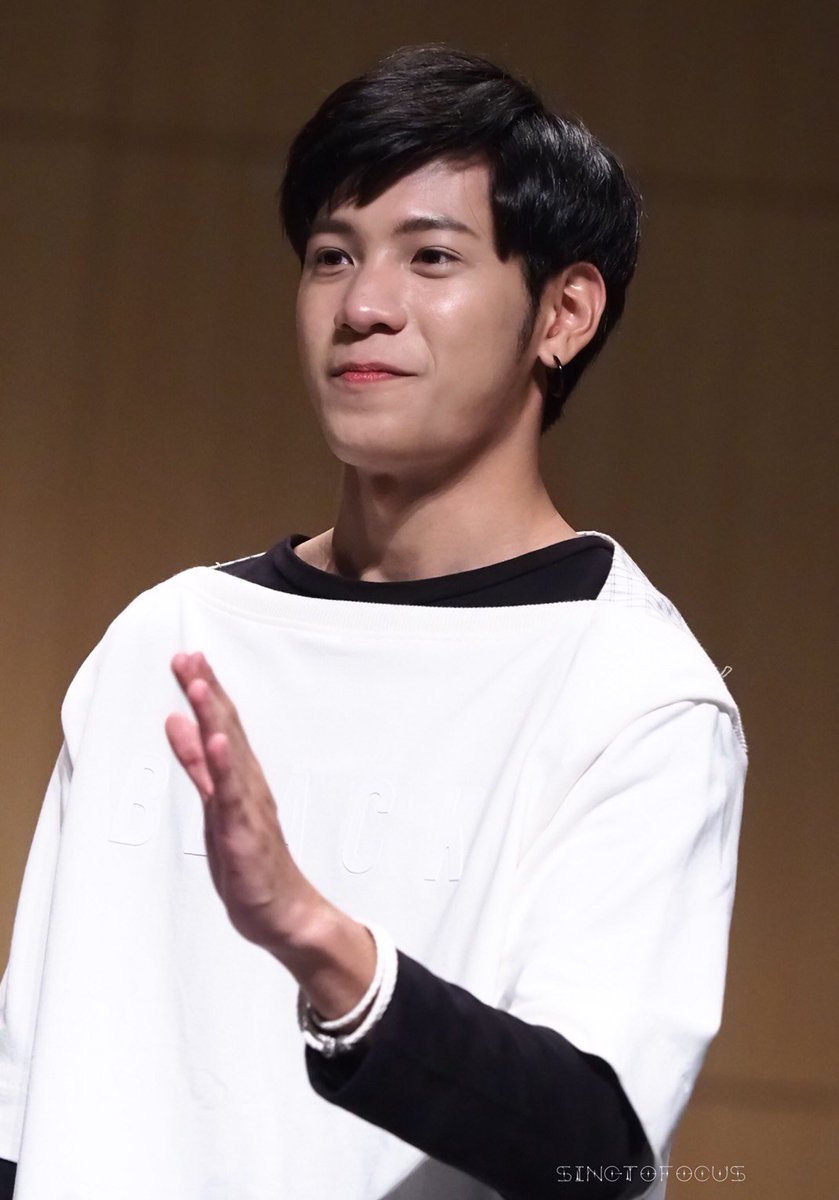 SingTo_Focus's tweet photo. Hi Touch with you is the best moment.

#SingtoPrachaya 
#KristSingtoFMinKOREA https://t.co/i4427vt737