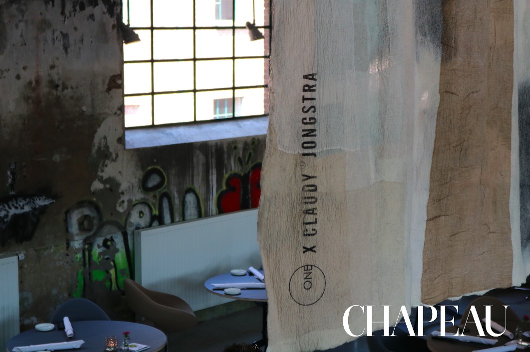 Restaurant ONE werd gisteren heropend na een stijlvolle metamorfose. De sterrenzaak in Roermond heeft een nieuwe entree en huisvest kunstwerken van Claudy Jongstra  > bit.ly/2m3FCzj