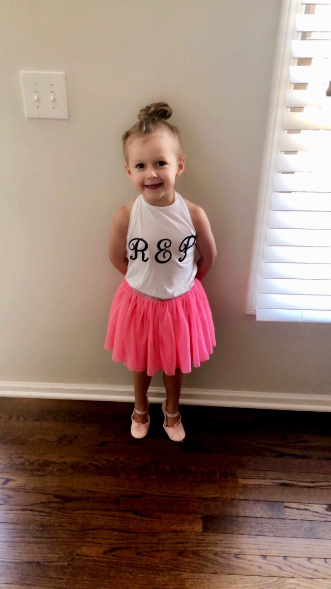 mtarr5's tweet photo. Have you ever seen a cuter @taylorswift13 fan? #niecegoals #repTourColumbus #repuationstadiumtour ❣️ https://t.co/zxPxmvWsUQ